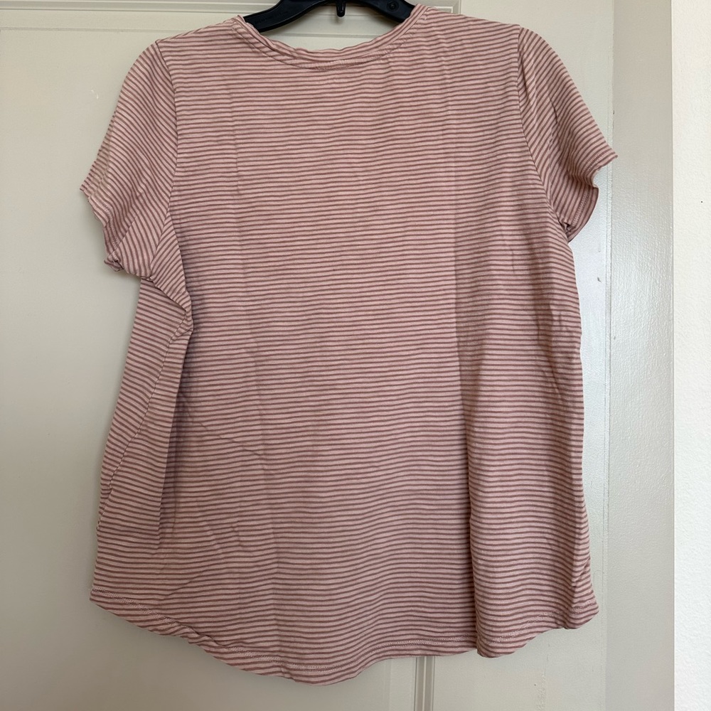 Old Navy tee shirt